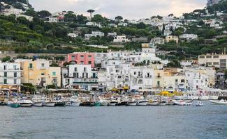 algemeen beeld van capri-eiland in napels, italië foto