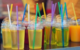 levendige drank in plastic glazen