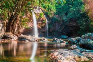 verbazingwekkende mooie watervallen in diep bos bij haew suwat waterval in khao yai nationaal park, thailand foto