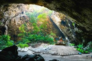 verbazingwekkende phraya nakhon-grot in khao sam roi yot nationaal park in prachuap khiri khan thailand is een kleine tempel in de zonnestralen in de grot. foto