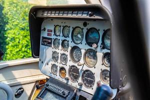 close-up van retro luchtvaart, dashboard van het bedieningspaneel van vliegtuigen. foto