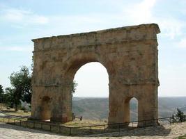 Romeins triomfboogmonument in medinaceli foto