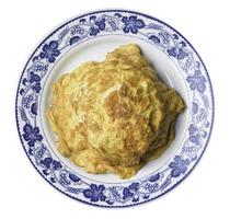 Omelet in Thaise stijl in een bord met blauwe bloemen foto