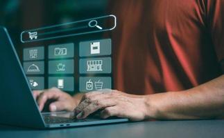 een jonge man die op een laptop naar een winkel zoekt om een bestelling te plaatsen via online kanalen, foto