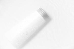 witte fles flacon cosmetica schoonheidsproduct voor huidverzorging gezichtscrème en bodylotion douchegel natuurlijke organische cosmetologie in waterdruppel puur mooi. foto