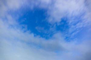 heldere sterrenhemel 's nachts. mooie blauwe lucht met sterren foto