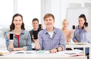 studenten met zwarte lege smartphoneschermen foto