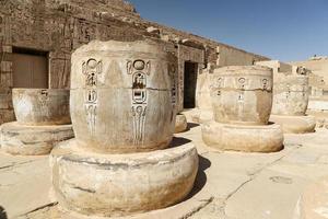 kolommen in medinet habu tempel in luxor, egypte foto