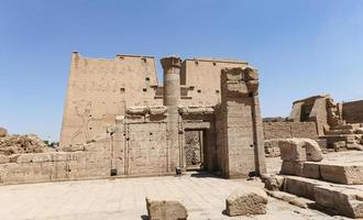 voorkant van de edfu-tempel in edfu, egypte foto