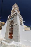 torenspits van een kerk in symi-eiland, griekenland foto