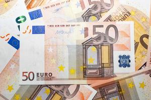 stapel papieren eurobankbiljetten foto