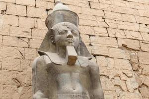 sculptuur in luxor tempel in luxor, egypte foto