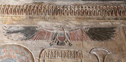 Egyptische hiërogliefen in medinet habu tempel, luxor, egypte foto