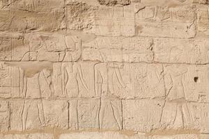 hiërogliefen in karnak-tempel, luxor, egypte foto