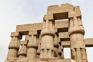 kolommen in de tempel van luxor, luxor, egypte foto