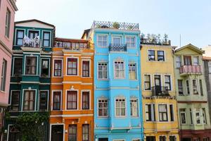 oude huizen in fener district, istanbul, turkije foto