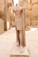 beeldhouwwerk in karnak-tempel in luxor, egypte foto