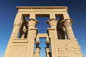 trajan kiosk van philae tempel in aswan, egypte foto