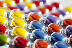 kleurrijke tabletten in blisterverpakking
