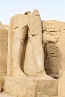 beeldhouwwerk in karnak-tempel in luxor, egypte foto