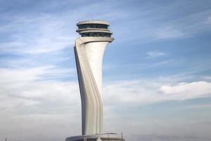 luchtverkeersleidingstoren van de nieuwe luchthaven van istanbul foto