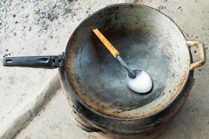 oude metalen pan met pollepel foto