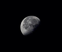halve maan met kraters foto