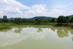 klein reservoir voor waterretentie voor gebruik in de landelijke boerderij. foto