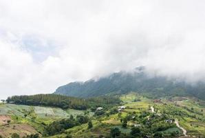 regen mist over de hoge berg. foto