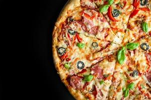 een halve Italiaanse pizza bovenaanzicht foto