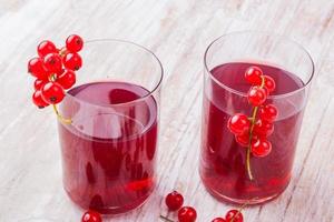 rode aalbessendrank in glassen