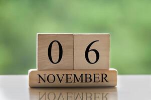 6 november kalenderdatumtekst op houten blokken met kopieerruimte. foto