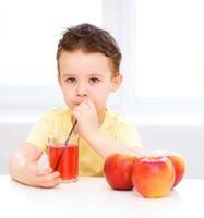 kleine jongen met glas appelsap