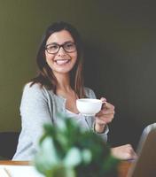 vrouw glimlachend en koffie drinken. foto