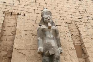 sculptuur in luxor tempel in luxor, egypte foto