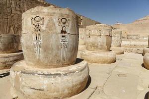 kolommen in medinet habu tempel in luxor, egypte foto