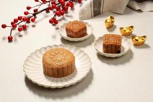 Chinees traditioneel gebak maan cake mooncake op keramische plaat op houten achtergrond voor medio herfst festival foto