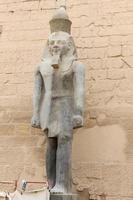 sculptuur in luxor tempel in luxor, egypte foto