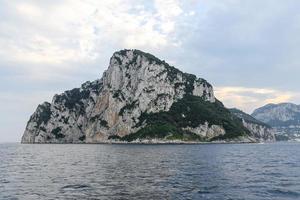 klif in capri-eiland in napels, italië foto