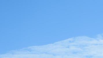 blauwe lucht en witte wolken. wolken tegen blauwe hemelachtergrond foto