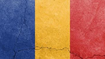Moldavische vlag. Moldavische vlag op gebarsten cementmuur foto