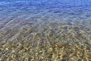 gedetailleerde close-up van wateroppervlakken met rimpelingen en golven en het zonlicht dat weerkaatst aan het oppervlak foto