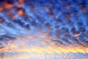 prachtig panorama van oranje en gele wolken bij zonsopgang foto