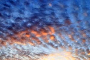 prachtig panorama van oranje en gele wolken bij zonsopgang foto