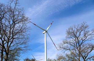 panoramisch zicht op alternatieve energie windmolens in een windpark in Noord-Europa foto