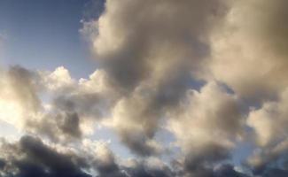 prachtig panorama van oranje en gele wolken bij zonsopgang foto