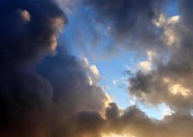 prachtig panorama van oranje en gele wolken bij zonsopgang foto