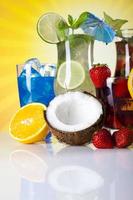 alcoholische dranken met fruit foto