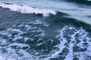 gedetailleerde close-up van wateroppervlakken met rimpelingen en golven en het zonlicht dat weerkaatst aan het oppervlak foto