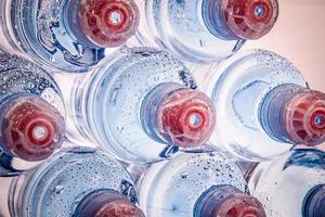 plastic flessen drinkwater foto